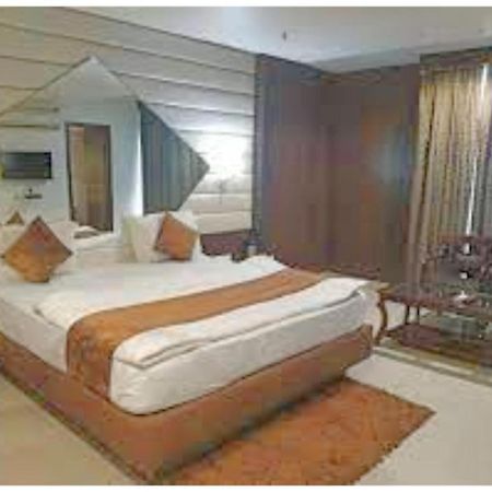 Hotel D Grand, Bareilly Bagian luar foto