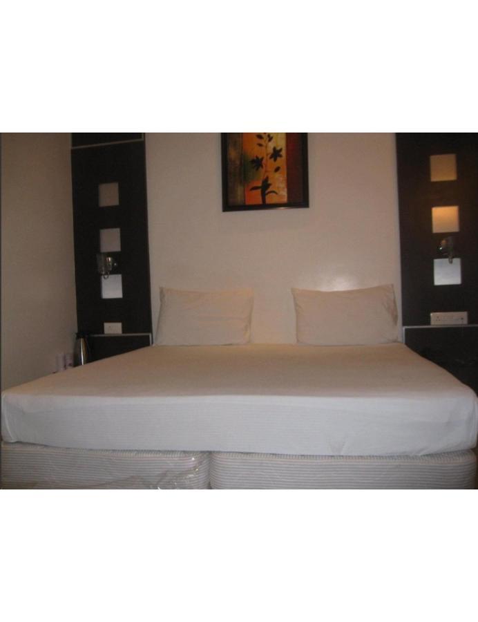 Hotel D Grand, Bareilly Bagian luar foto