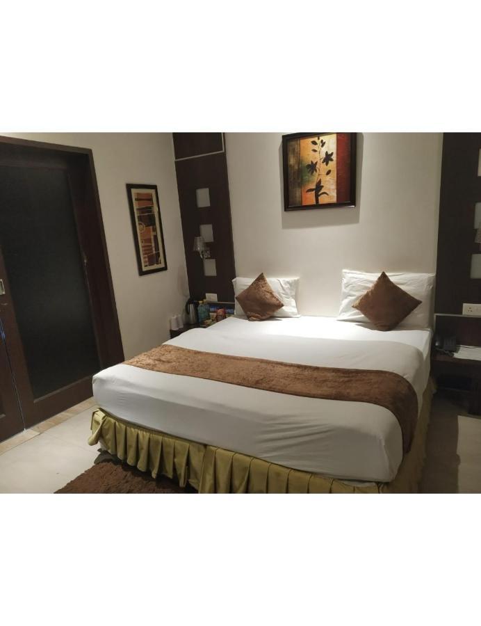 Hotel D Grand, Bareilly Bagian luar foto