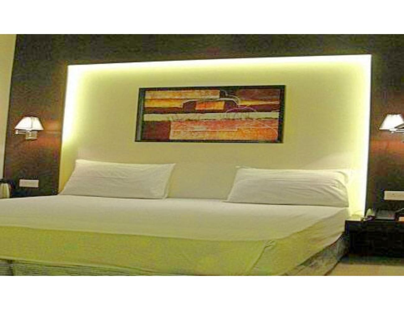 Hotel D Grand, Bareilly Bagian luar foto